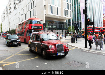 Legendäre Londoner Taxi und roten Bus auf den Straßen von London Stockfoto