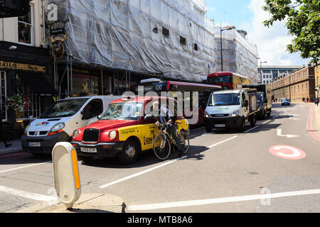 Radfahrer Gespräche durch ein Fenster mit dem Taxifahrer am Scheideweg von London Stockfoto