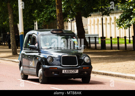 Legendäre Londoner Taxi auf den Straßen von London Stockfoto