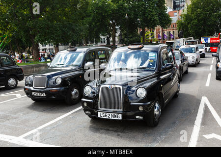Legendäre Londoner Taxi auf den Straßen von London Stockfoto