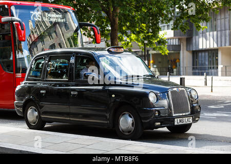 Legendäre Londoner Taxi und roten Bus auf den Straßen von London Stockfoto