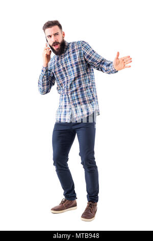 Wütend bärtige erwachsene Mann schreiend auf dem Mobiltelefon Gestikulieren mit Hand. Voller Körper auf weißem Hintergrund. Stockfoto