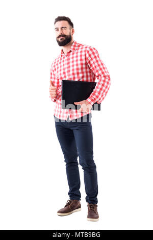 Zufrieden winking Bärtigen business Mann mit Laptop unter dem Arm halten Daumen oben-Geste. Voller Körper auf weißem Hintergrund. Stockfoto