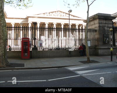 Ansicht des British Museum, Great Russell Street, London, England, mit Telefon, Stockfoto