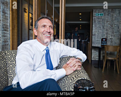 Howard Schultz (19. Juli 1953) ist ein amerikanischer Geschäftsmann. Er ist Executive Chairman von Starbucks und ein ehemaliger Eigentümer der Seattle SuperSonics. Er war ein Mitglied des Board of Directors bei Square, Inc. im Jahr 1998, Schultz gründete Maveron, einer Investorengruppe. 2016, Forbes Magazine geordnet Schultz als 232Nd reichste Person in den Vereinigten Staaten, mit einem Nettowert von $ 3,1 Mrd. im April 2017. Stockfoto