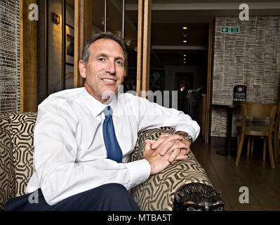 Howard Schultz (19. Juli 1953) ist ein amerikanischer Geschäftsmann. Er ist Executive Chairman von Starbucks und ein ehemaliger Eigentümer der Seattle SuperSonics. Er war ein Mitglied des Board of Directors bei Square, Inc. im Jahr 1998, Schultz gründete Maveron, einer Investorengruppe. 2016, Forbes Magazine geordnet Schultz als 232Nd reichste Person in den Vereinigten Staaten, mit einem Nettowert von $ 3,1 Mrd. im April 2017. Stockfoto