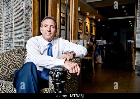 Howard Schultz (19. Juli 1953) ist ein amerikanischer Geschäftsmann. Er ist Executive Chairman von Starbucks und ein ehemaliger Eigentümer der Seattle SuperSonics. Er war ein Mitglied des Board of Directors bei Square, Inc. im Jahr 1998, Schultz gründete Maveron, einer Investorengruppe. 2016, Forbes Magazine geordnet Schultz als 232Nd reichste Person in den Vereinigten Staaten, mit einem Nettowert von $ 3,1 Mrd. im April 2017. Stockfoto