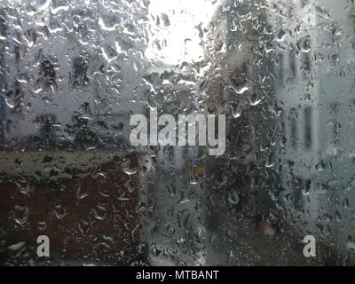 Blick auf die London Street, durch ein Fenster mit Regentropfen auf es Stockfoto