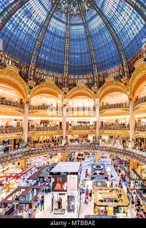 Ein store Display mit der eindrucksvollen und schönen Galerien Lafayette in Paris, Frankreich Stockfoto