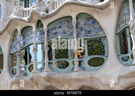 BARCELONA - August 13, 2007: Der berühmte Architekt Gaudì behandelten Schornsteine auf dem Dach wie Kunstwerke auf dem Dach des Hauses Casa Batllo auf Barce Stockfoto