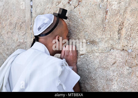 JERUSALEM, Israel - 26. April: Jüdische beten an der Klagemauer auf einem jüdischen Feiertag Israels 64th Tag der Unabhängigkeit am 26. April 2012 in Jerusalem, Stockfoto