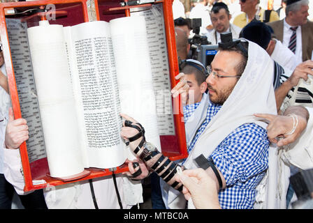 JERUSALEM, Israel - 26. April: jüdische Lesung Beten von Tora, alte Schriftrollen an der westlichen Mauer auf einem jüdischen Feiertag Israels 64th Independence Day o Stockfoto