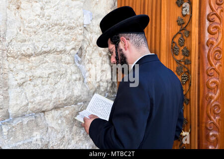 JERUSALEM, Israel - 26. April: Jüdische beten an der Klagemauer auf einem jüdischen Feiertag Israels 64th Tag der Unabhängigkeit am 26. April 2012 in Jerusalem, Stockfoto