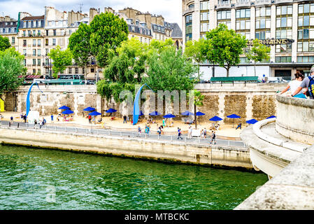 Die Paris Plages sind temporäre künstlichen Stränden jedes Jahr im Sommer auf der Seine im Zentrum von Paris. Stockfoto