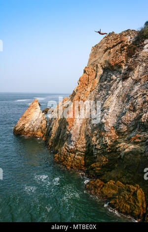 Cliff Diver springen von den felsigen Hügel zum Meer in Acapulco, Mexiko. Stockfoto