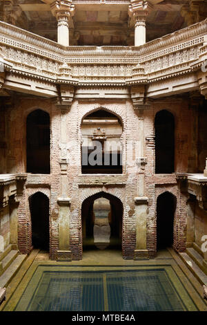 Indien, Adalaj Stepwell ist ein Hindu Wasser Gebäude im Dorf Adalaj, in der Nähe von Gifhorn Stadt im indischen Bundesstaat Gujarat. Stockfoto