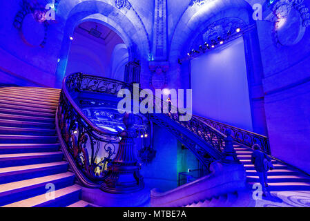 Die große Treppe im Grand Palais in Paris während einer Ausstellung leuchtet mit einem blauen und violetten Licht. Stockfoto