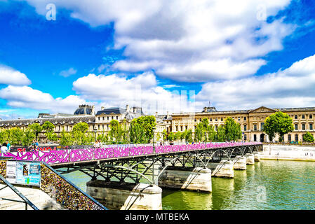 Der Pont des Arts, die auch als die Passerelle des Arts über die Seine in Paris, Frankreich bekannt Stockfoto