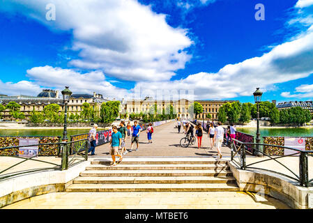 Der Pont des Arts, die auch als die Passerelle des Arts über die Seine in Paris, Frankreich bekannt Stockfoto