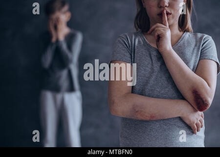 Konzeptionelle Foto zeigt das Schweigen von häuslicher Gewalt Stockfoto