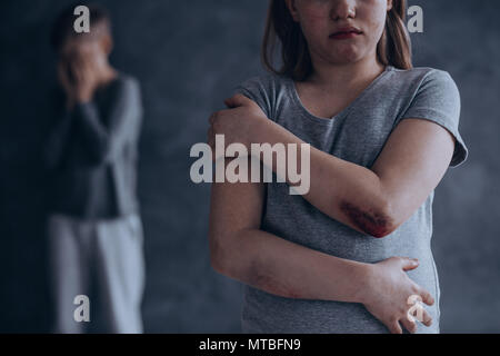 Wir sind Opfer unserer Eltern, Nicht weitersagen Stockfoto