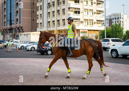 Abu Dhabi berittene Polizei patrouilliert die Stadt auf Pferd zurück Stockfoto