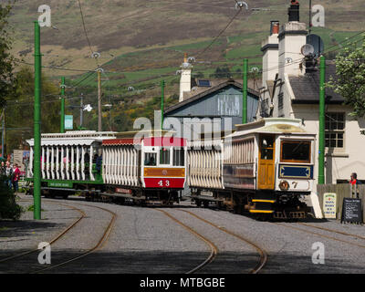 Zwei Züge der Manx Electric Railway in Laxey Interchange Station Insel Man elektrische Überland Straßenbahn anschließen Douglas Laxey und Ramsey Stockfoto