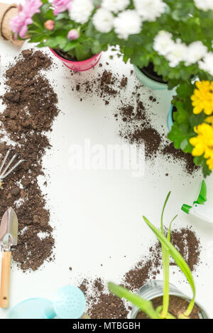 Bild des Bodens, Gießkanne, Blumentopf auf leeren weißen Hintergrund. Stockfoto
