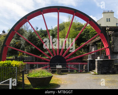 Replica meine Wasserpumpe Rad am Fluss Laxey in Valley Gardens mit Erzen Waschräume Laxey Isle of Man Stockfoto