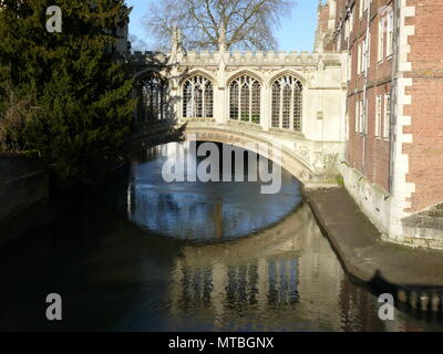 Reflexionen über die Seufzerbrücke, St John's College, Cambridge Stockfoto
