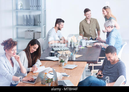 Kulturell vielfältigen Team von Mitarbeitern ihre Zeit genießen auf einem Bruch Stockfoto