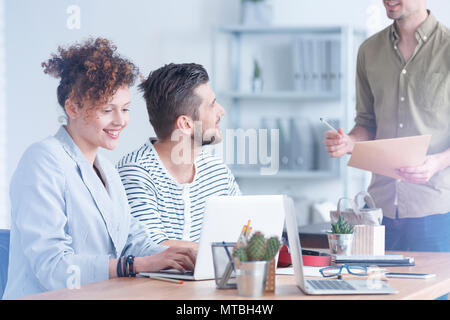 Mitarbeiter Ideen mit seinen Kollegen in einem modernen Büro Stockfoto