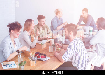 Mitarbeiter ihre Mittagspause und miteinander reden Stockfoto