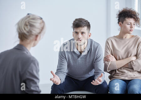 Mann und Frau während der Therapie für Ehepaare Stockfoto