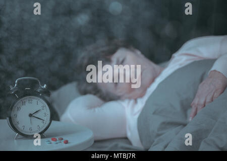 Frau mit sleep Problem zurückgezogen, im Bett liegend Stockfoto