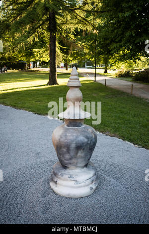 Tallinn, Harjumaa, Estland - 27. Mai 2018: Tallinn Flower Festival, einem der Exponate aus Ton in Form einer buddhistischen Stupa. Stockfoto