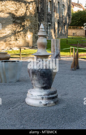 Tallinn, Harjumaa, Estland - 27. Mai 2018: Tallinn Flower Festival, einem der Exponate aus Ton in Form einer buddhistischen Stupa. Stockfoto