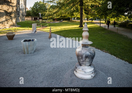 Tallinn, Harjumaa, Estland - 27. Mai 2018: Tallinn Flower Festival, einem der Exponate aus Ton in Form einer buddhistischen Stupa. Stockfoto