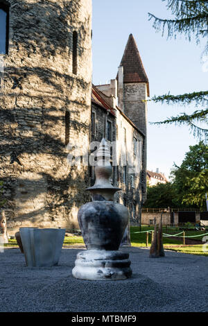 Tallinn, Harjumaa, Estland - 27. Mai 2018: Tallinn Flower Festival, einem der Exponate aus Ton in Form einer buddhistischen Stupa. Stockfoto