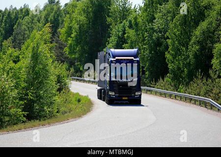 Blue Next Generation Scania R 650 logging Truck auf Probefahrt in ländlichen Straße in die Feder während der Scania Tour 2018 in Lohja, Finnland - 25. Mai 2018. Stockfoto