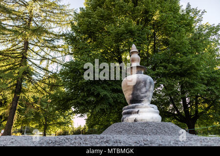 Tallinn, Harjumaa, Estland - 27. Mai 2018: Tallinn Flower Festival, einem der Exponate aus Ton in Form einer buddhistischen Stupa. Stockfoto