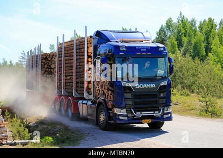 Testfahrer Welle wie Sie fahren nächste Generation Scania R730 logging Truck auf staubigen Landstraße bei Scania Tour 2018 in Lohja, Finnland - 25. Mai, 18. Stockfoto