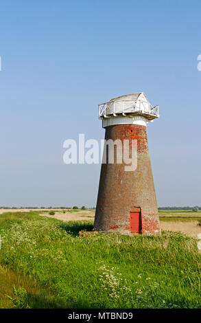 Ein Ausblick auf die West Somerton Entwässerung Mühle auf den Norfolk Broads bei West Somerton, Norfolk, England, Vereinigtes Königreich, Europa. Stockfoto