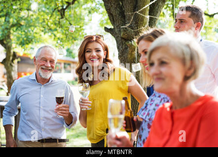 Familienfeier oder eine Gartenparty außerhalb im Hinterhof. Stockfoto