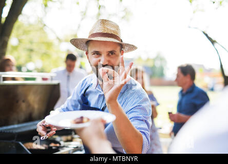 Familienfeier oder eine Grillparty im Freien in den Hinterhof. Stockfoto