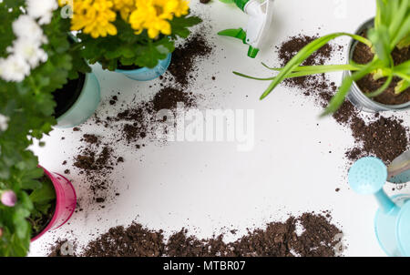 Foto von Boden, Gießkanne, Blumentopf auf leeren weißen Hintergrund. Stockfoto