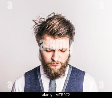 Portrait einer jungen hipster Mann in einem Studio. Stockfoto