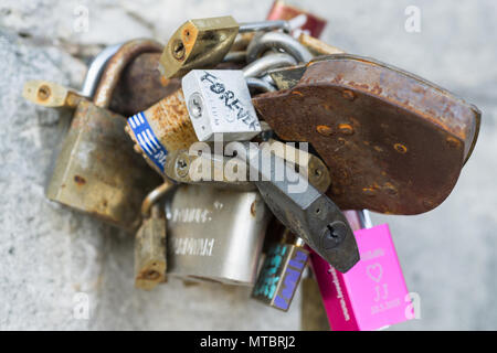 Liebe Vorhängeschlösser mit für immer eingeprägt, auf eine Struktur in Paris, Frankreich gesperrt. Stockfoto