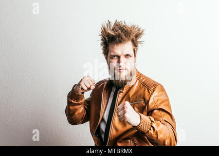 Portrait einer jungen wütend hipster Mann in einem Studio. Kopieren Sie Platz. Stockfoto