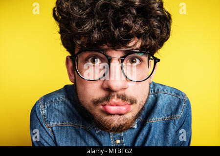 Porträt eines jungen Mannes in einem Studio. Close Up. Stockfoto